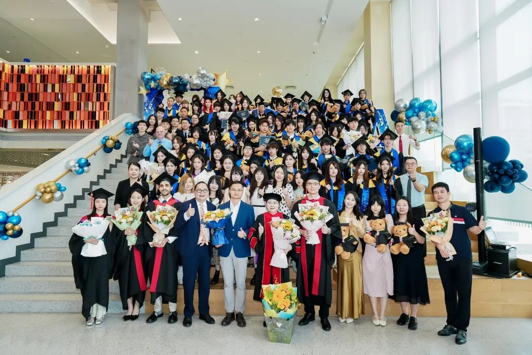 辰美艺术学校2026届毕业典礼合影