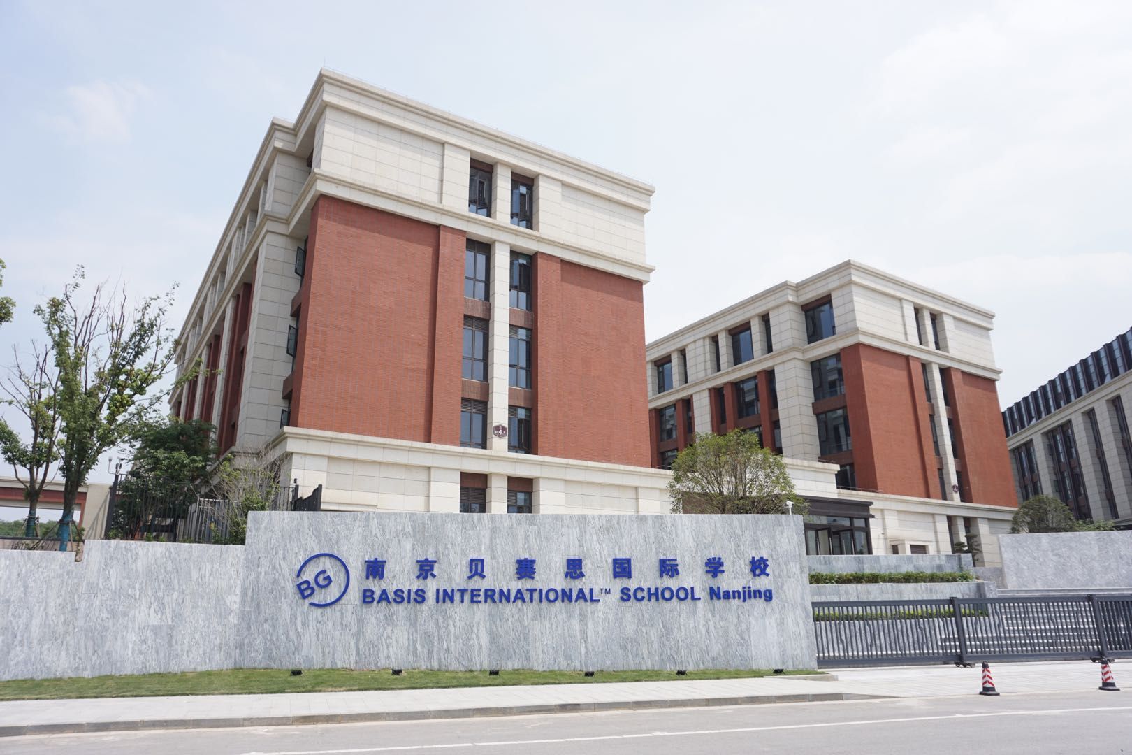 南京贝赛思校门与教学楼