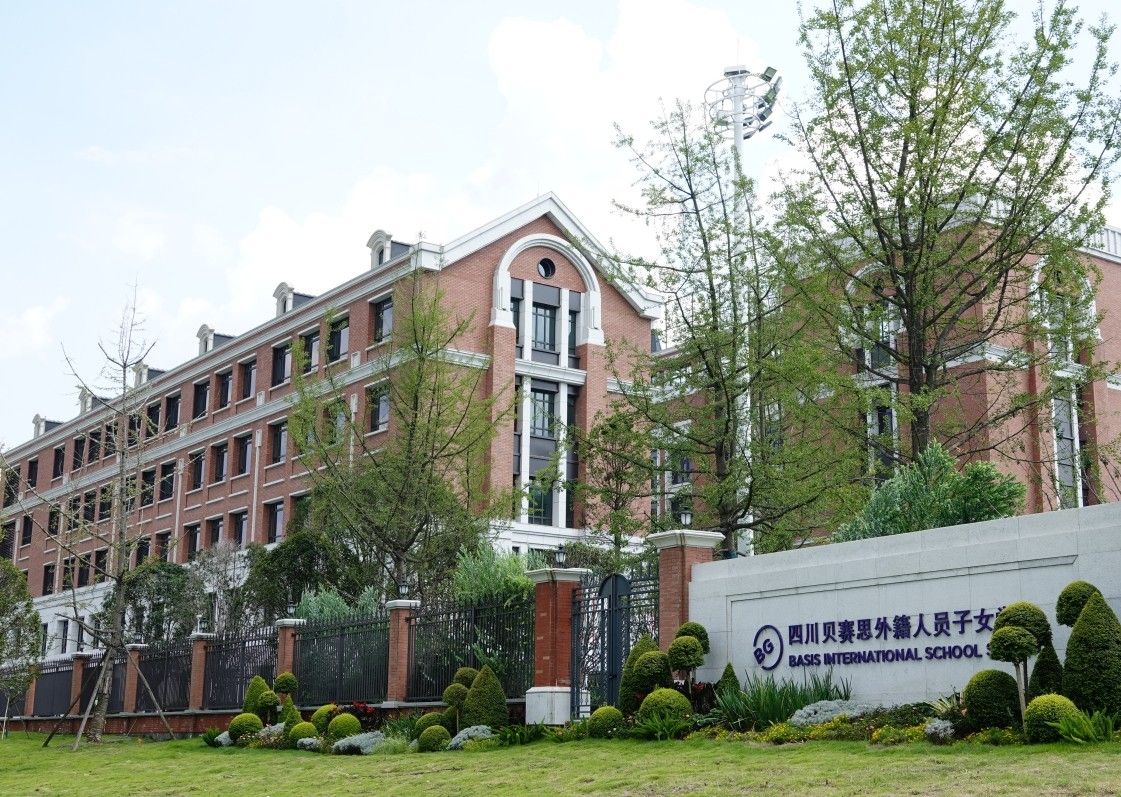 四川贝赛思国际学校校门与教学楼