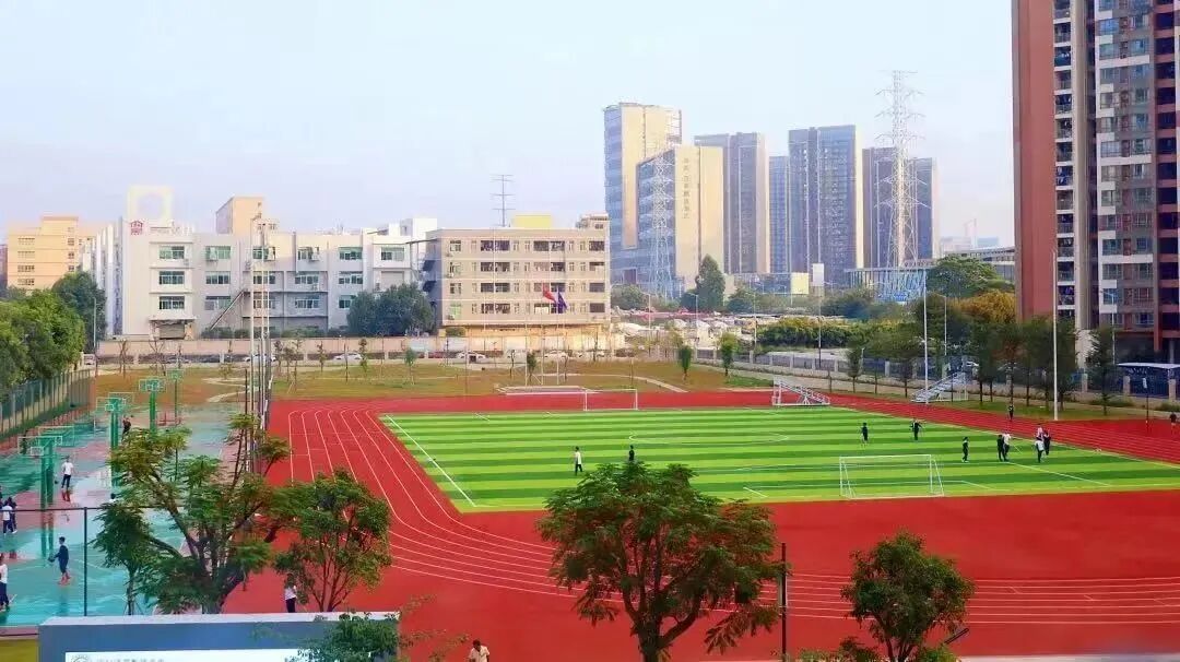 汉开校园操场与教学楼