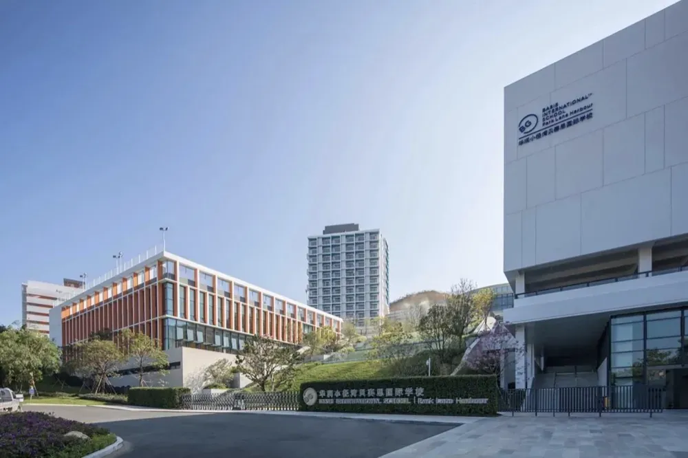 华润小径湾贝赛思国际学校校门与教学楼