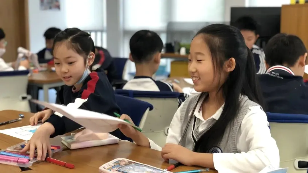 深圳贝赛思国际学校G4学生在几何课堂中学习立体图形