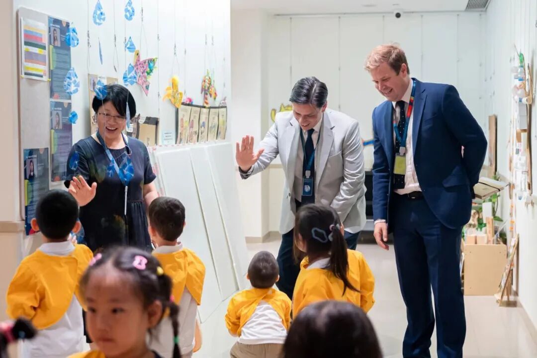 博耐顿教师团队在博萃德与学生交流