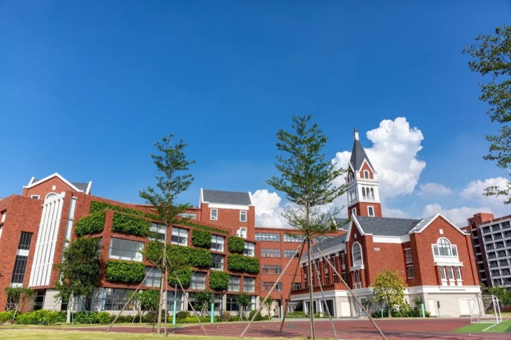 美伦国际高中校园庭院与建筑