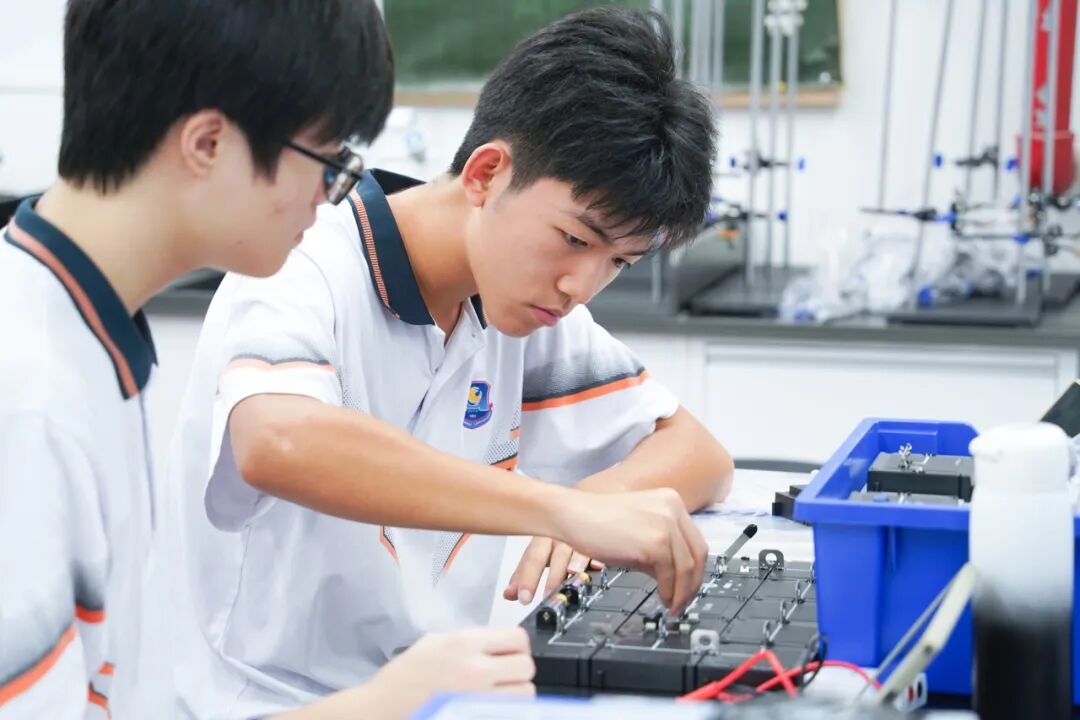 广外AP与A-Level国际课程学生进行实验操作