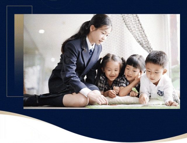 哈罗学生与低龄孩子一起阅读