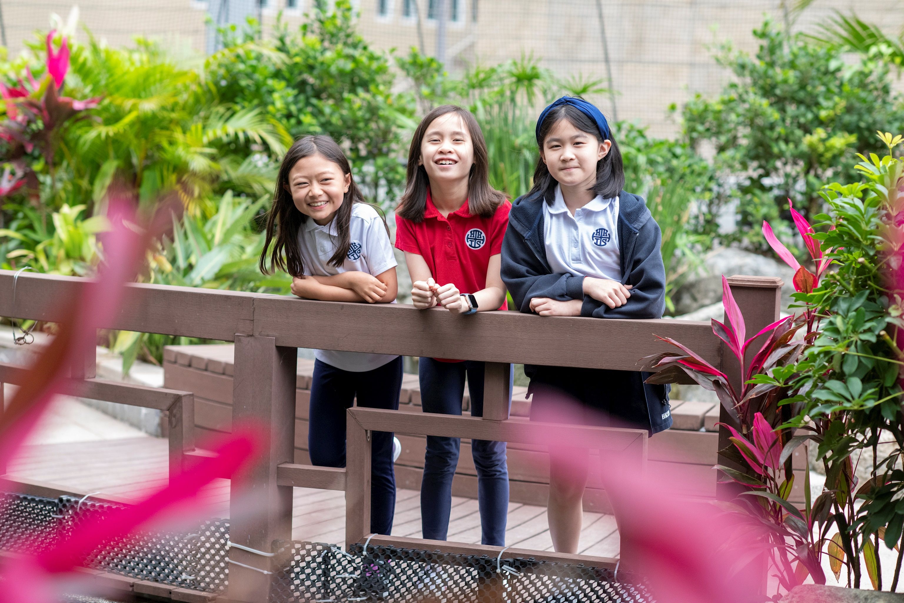香港国际学校学生在校园花园