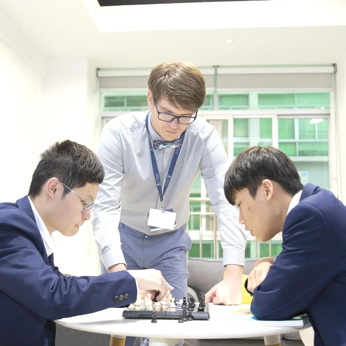 曼彻斯通寄宿公共区里教师陪学生下国际象棋
