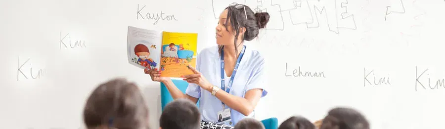 曼彻斯通小学教师在课堂上带学生阅读绘本