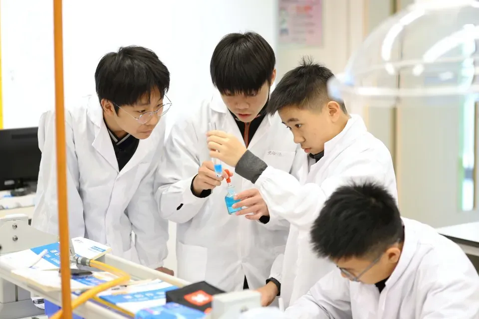 培侨信义学校学生在实验室进行化学实验