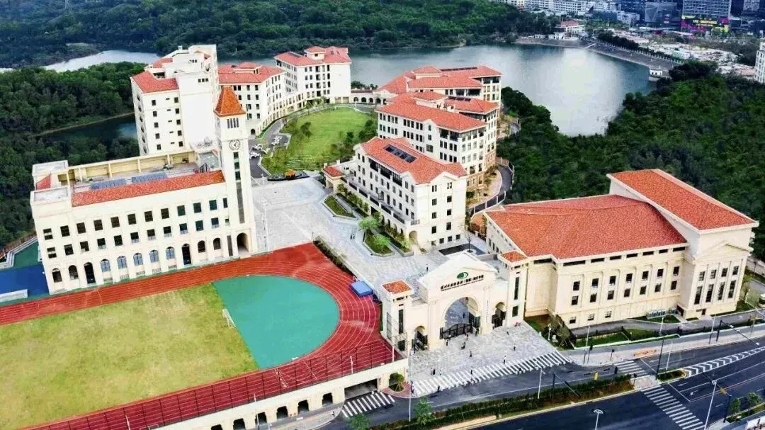 深外湾区学校校园与运动场