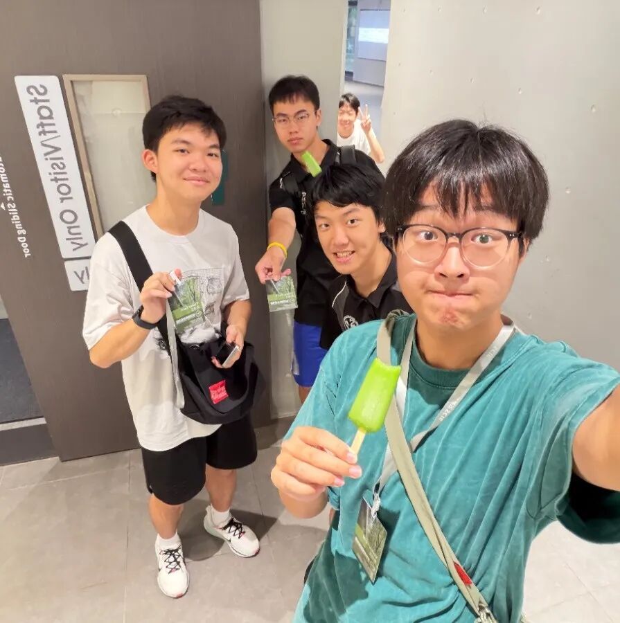 龚可铭与朋友回到国交