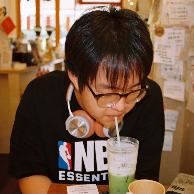 咖啡馆里的龚可铭