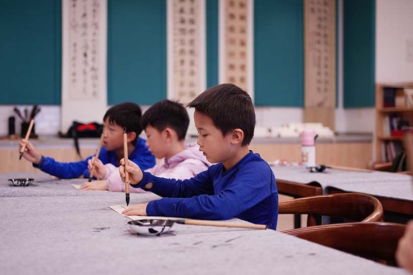 清澜山小学学生练习书法