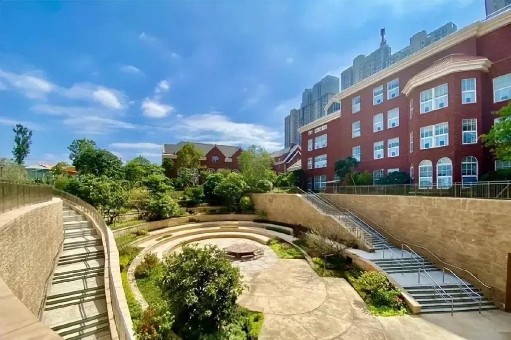 清澜山学校校园庭院