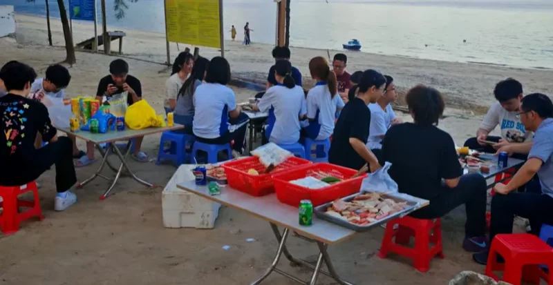 深圳市正德高级中学DSE学部 | 首期师生联谊海滩活动圆满落幕:以海为媒,共筑情谊