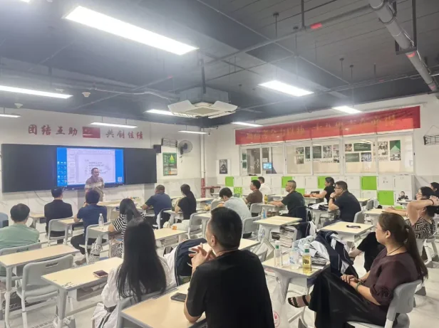 深圳菁华中英文实验中学 | 【菁华新闻】家校同心，携手筑梦——深圳菁华中英文实验中学高三年级家长会圆满举行