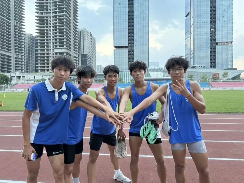 深圳菁华中英文实验中学 【菁华喜报】黑马逆袭！菁华学子在2025龙岗区中小学生田径比赛上勇创佳绩！