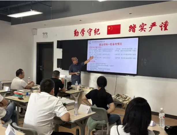 深圳菁华中英文实验中学 | 【菁华新闻】家校同心，携手筑梦——深圳菁华中英文实验中学高三年级家长会圆满举行