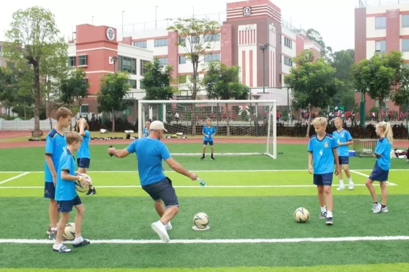 深圳珊蒂泉外国语学校国际部与德国Soccer City学校开展足球交流活动