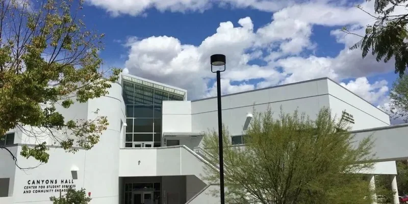 加州峡谷大学 | 加州峡谷学院College of the Canyons