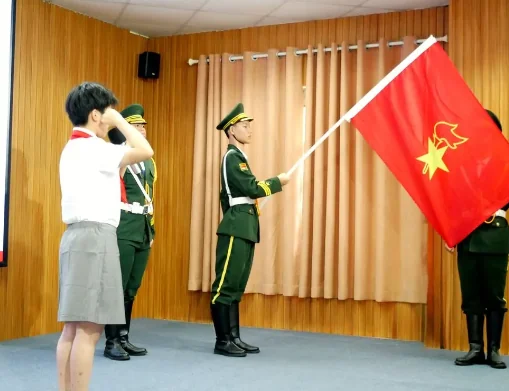 深圳市华明星学校 | 红领巾系理想,队旗下共成长 | 华明星学校举行新队员入队仪式