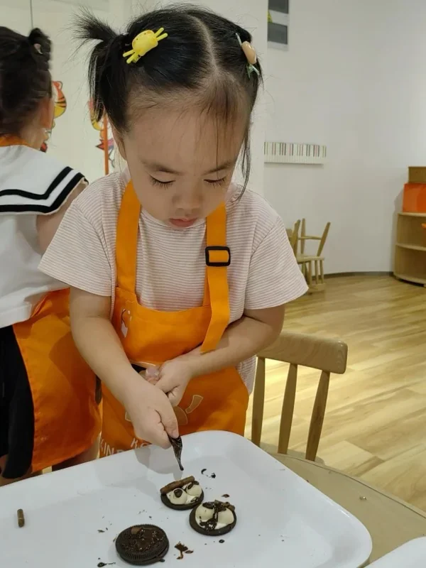 科发幼儿园 | 万圣节的荧光派对上,是哪个科宝在闪闪发光?