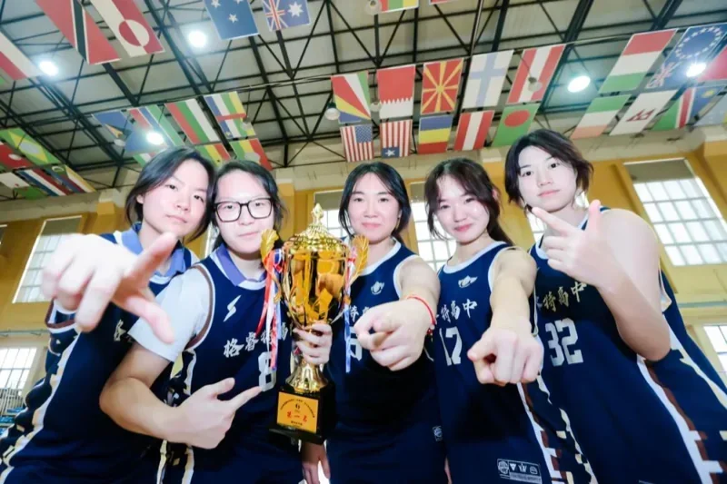 格睿特高级中学香港DSE班  |  夺冠！青春“篮”不住，“球” 场显身手——2024年深圳市龙华区中小学生篮球比赛格睿特运动健儿创佳绩