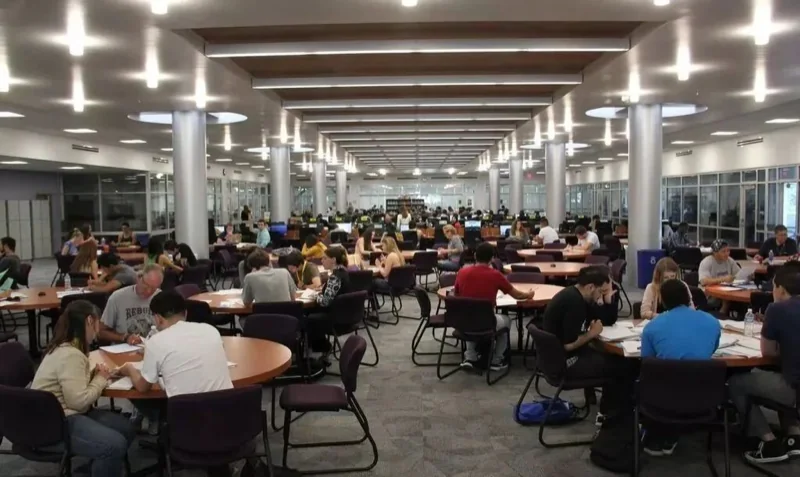 加州峡谷大学 | 加州峡谷学院College of the Canyons