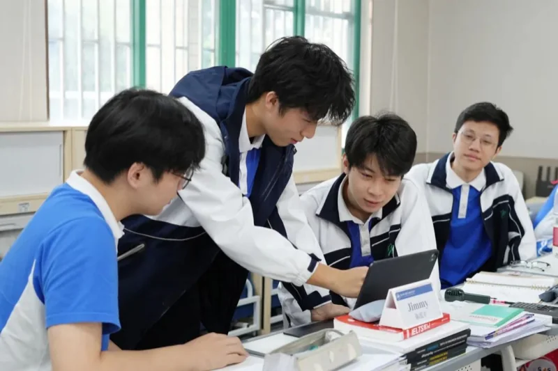 深圳市云顶精英国际高中|喜报|全球视野 | DeepSeek的爆红背后:AI技术革新与未来人才的必备素养