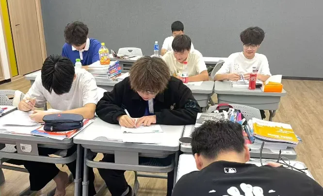 深圳市正德高级中学DSE学部 | 首期师生联谊海滩活动圆满落幕:以海为媒,共筑情谊