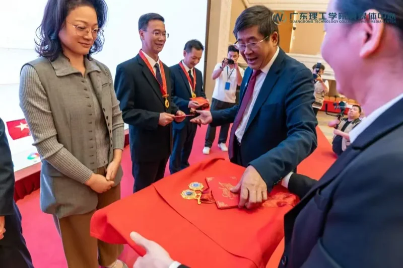广东理工学院 | 育桃李润芳华,守初心护成长——学校举办庆祝建校30周年暨重阳节表彰活动