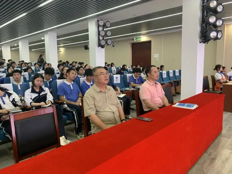 深圳市格睿特高级中学 | 首战联考获佳绩 表彰大会促提升——2024-2025学年第一学期深圳市格睿特高级中学高三年级联考表彰大会
