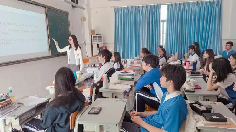 深圳三高国际部加拿大 | 从三高国际部到多伦多大学,再到藤校哥大研究生,她的成长之路你也能复制,深圳市第三高级中学国际部加拿大班优秀校友傅卓婷荣归母校!
