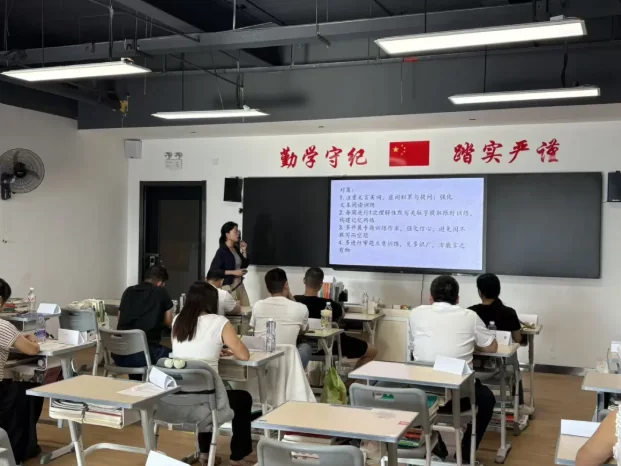 深圳菁华中英文实验中学 | 【菁华新闻】家校同心，携手筑梦——深圳菁华中英文实验中学高三年级家长会圆满举行