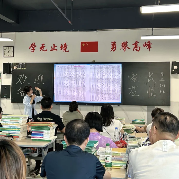 深圳菁华中英文实验中学 | 【菁华新闻】家校同心，携手筑梦——深圳菁华中英文实验中学高三年级家长会圆满举行