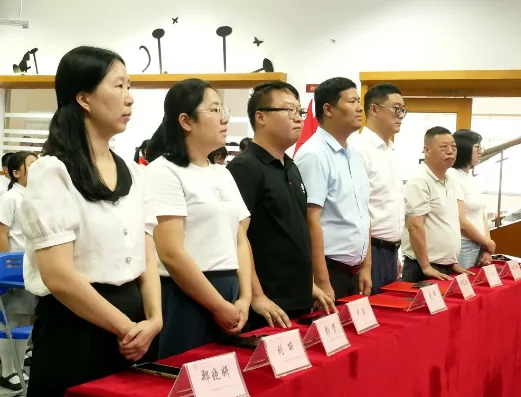 深圳市华明星学校 | 红领巾系理想,队旗下共成长 | 华明星学校举行新队员入队仪式