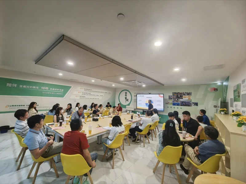 深圳菁华中英文实验中学 | 【菁华新闻】倾听新声，共启新程 | 我校2025年秋季新入职教师座谈会圆满召开