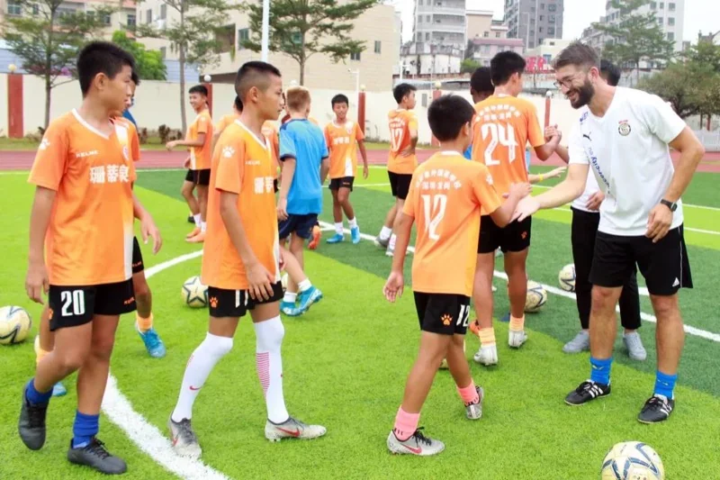 深圳珊蒂泉外国语学校国际部与德国Soccer City学校开展足球交流活动