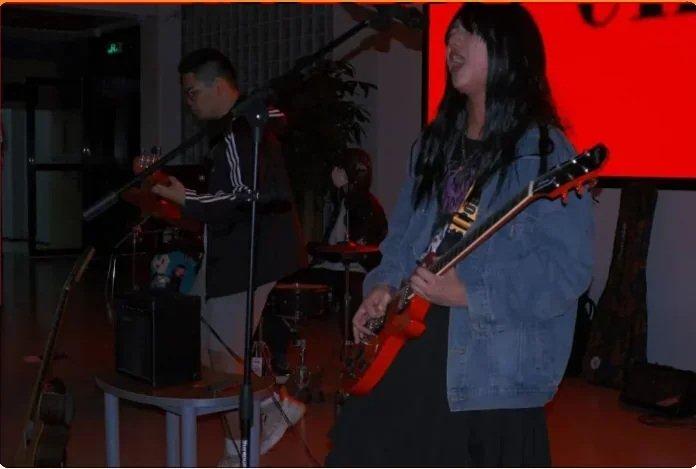 深圳美中国际艺术中心 | 万圣狂欢夜│美中国际部“鬼混”指南:南瓜灯下,我们与世界撞了个满怀!