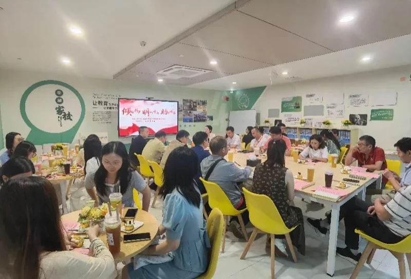 深圳菁华中英文实验中学 | 【菁华新闻】倾听新声，共启新程 | 我校2025年秋季新入职教师座谈会圆满召开