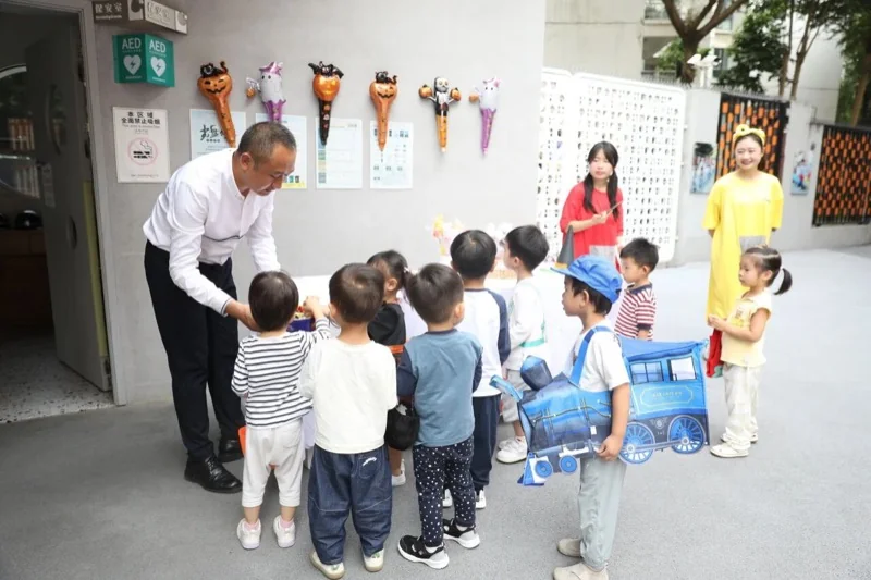 科发幼儿园 | 万圣节的荧光派对上,是哪个科宝在闪闪发光?