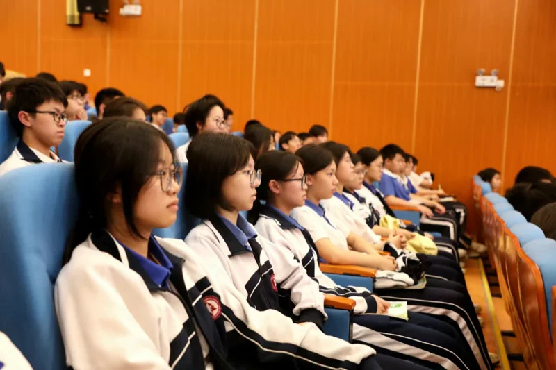 大道至简DSE(博恒橘郡校区) | 与光同行,探索未来 | 博恒实验学校科学副校长专题讲座开讲啦!