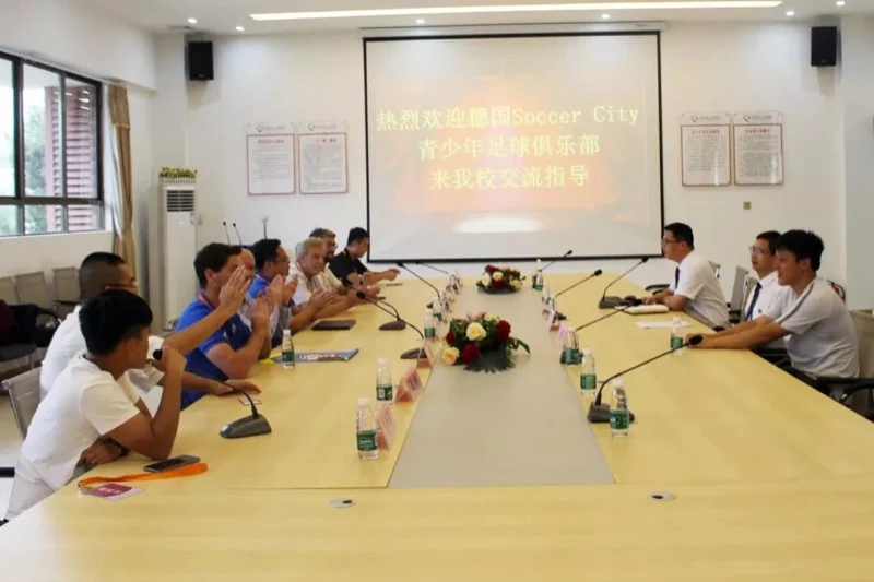 深圳珊蒂泉外国语学校国际部与德国Soccer City学校开展足球交流活动