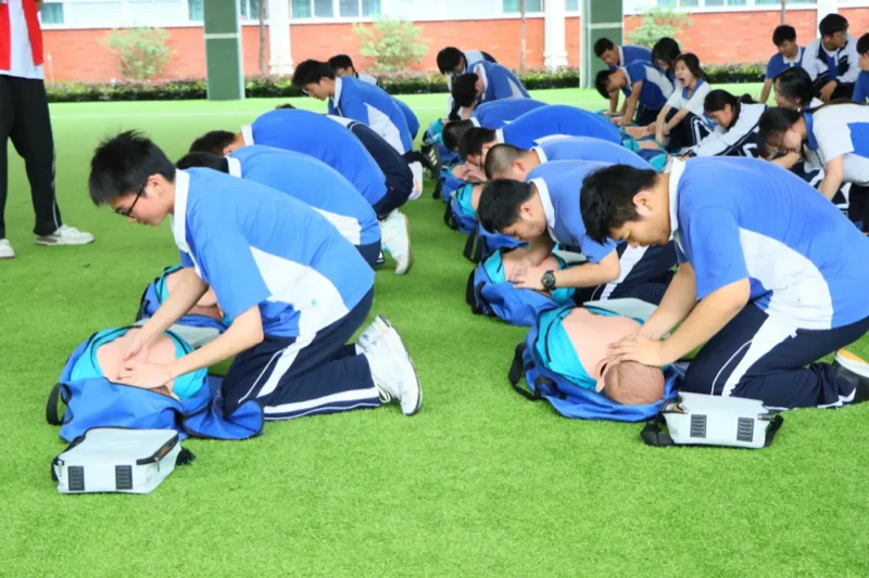 深圳杰仁国际课程中心丨掌握急救技能 守护生命之光——杰仁高中开展急救技能培训
