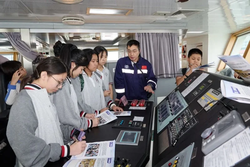 深圳市宝安区为明双语实验学校 | 解锁海上 “移动实验室”!为明科创班探秘科考船 “海洋地质十号”【为明研学】