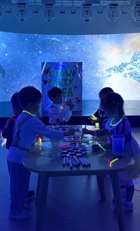 科发幼儿园 | 万圣节的荧光派对上,是哪个科宝在闪闪发光?