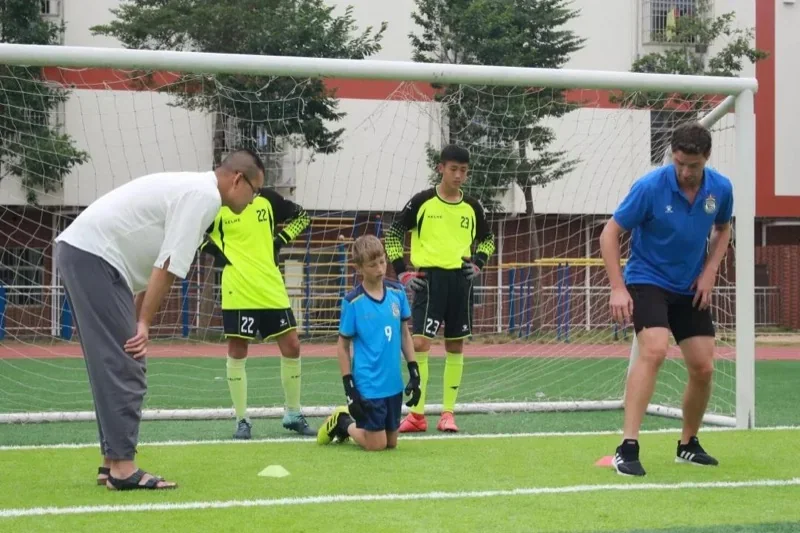 深圳珊蒂泉外国语学校国际部与德国Soccer City学校开展足球交流活动